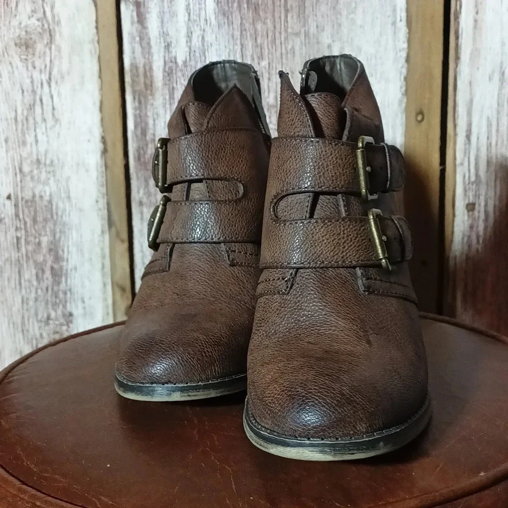 Mia Farris chocolate zip bootie with decorative buckle 2" heel 6.5 - Picture 4 of 11